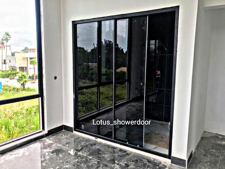 کابین دوش فریم مشکی لوتوس با شیشه سکوریت دودی و طراحی مدرن مناسب حمام مستر و فضاهای لوکس روشن