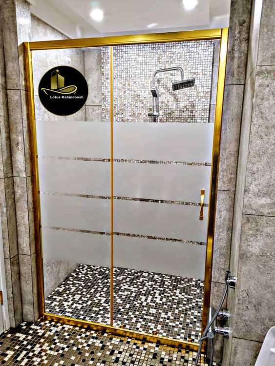 دوردوشی فریمدار کشویی لوتوس با فریم طلایی و شیشه طرح راهراه مات مناسب حمام مستر و فضاهای لوکس مدرن