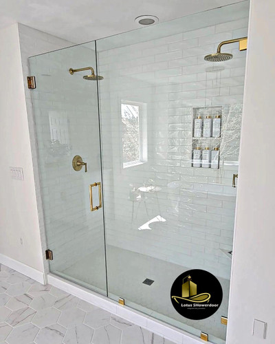 کابین دوش فریملس لولایی لوتوس با یراق استیل طلایی و شیشه سکوریت شفاف مناسب حمام مستر و فضاهای لوکس مدرن