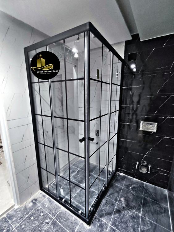 نصب واقعی کابین دوش فریم مشکی لوتوس با شیشه سکوریت ۶ میل طرح چهارخانه مشکی در حمام مستر مدرن