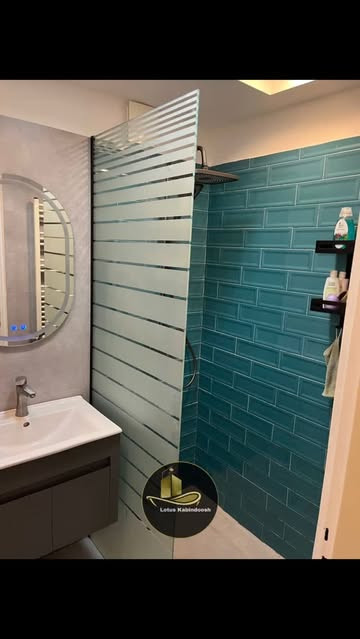 پنل تکشیشه دیواری لوتوس با شیشه سکوریت شفاف و طراحی مینیمال مناسب حمام مستر و فضاهای لوکس مدرن