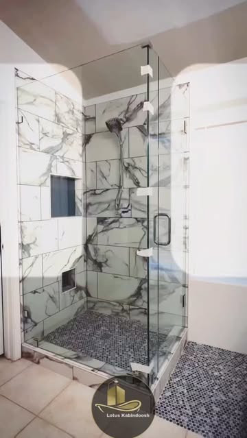 کابین دوش فریملس لولایی لوتوس با شیشه سکوریت شفاف و طراحی مینیمال مناسب حمام مستر و فضاهای لوکس مدرن