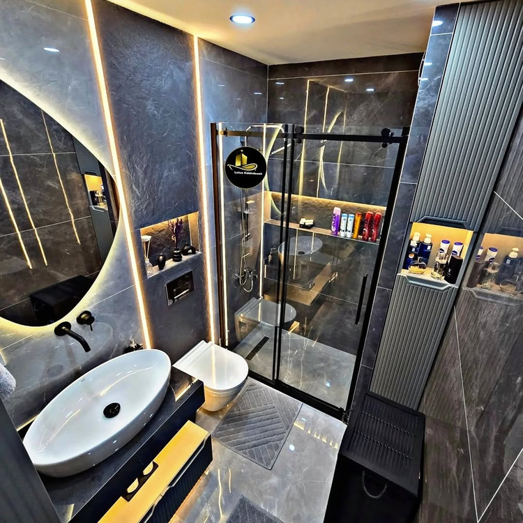 کابین دوش فریملس ریلی دیوار به دیوار لوتوس با شیشه سکوریت شفاف و طراحی مینیمال مناسب حمام مستر و فضاهای لوکس