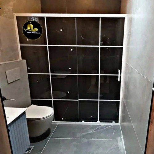 کابین دوش ریلی فریمدار سفید لوتوس با شیشه سکوریت دودی طرح چهارخانه مشکی مناسب حمام مستر و فضاهای لوکس و مدرن
