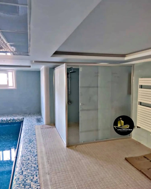 کابین دوش ریلی فریمدار لوتوس جهت جداسازی فضای دوش در محوطه استخر با طراحی لوکس و مقاوم در برابر رطوبت