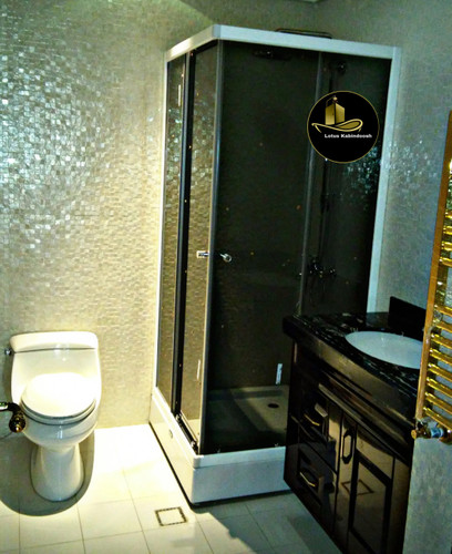 کابین دوش لوتوس مدل فریم سفید با شیشه سکوریت دودی و طراحی مدرن مناسب سرویس بهداشتی روشن