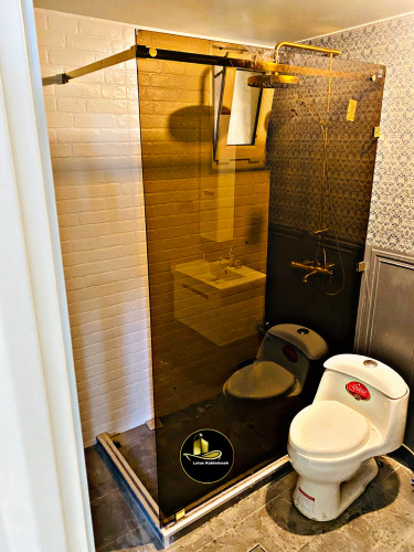 پنل شیشهای دوش پارتیشن شیشه ای با رنگ برنز سکوریت لوکس برند لوتوس مناسب حمام مدرن