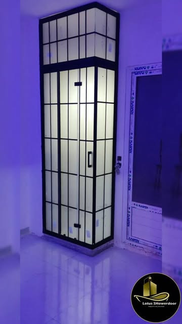 کابین دوش فریم دار درب اتوبوسی با طرح چهارخانه مشکی