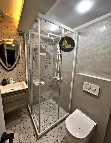 درودوشی فریمدار ریلی لوتوس با شیشه سکوریت شفاف و پروفیل سفید پودری – پروژه اجرا شده در سعادتآباد تهران، یراق ترک با ضمانت ۵ ساله