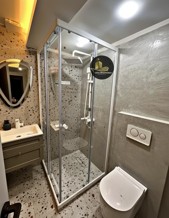 درودوشی فریمدار ریلی لوتوس با شیشه سکوریت شفاف و پروفیل سفید پودری – پروژه اجرا شده در سعادتآباد تهران، یراق ترک با ضمانت ۵ ساله