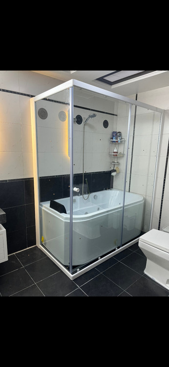 دوردوشی ریلی لوتوس فریم نقرهای (یا سفید) نصبشده روی وان یا جکوزی حمام