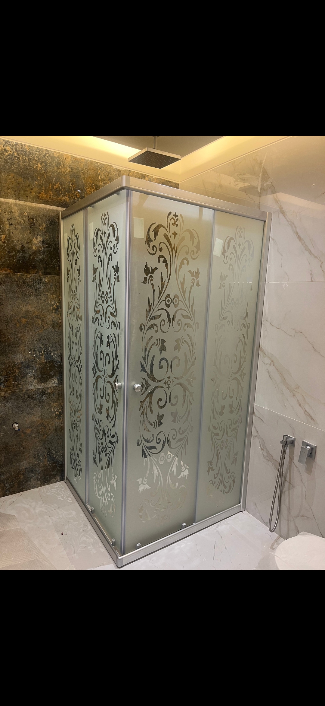 کابین دوش ریلی فریمدار با شیشه سندبلاست طرح گلدار (یا طرح اسلیمی)