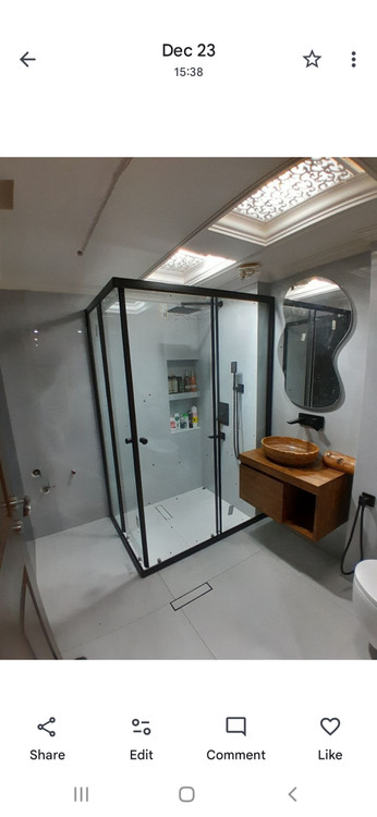 کابین دوش فریمدار مشکی لوتوس با شیشه سکوریت شفاف نصبشده در حمام مدرن